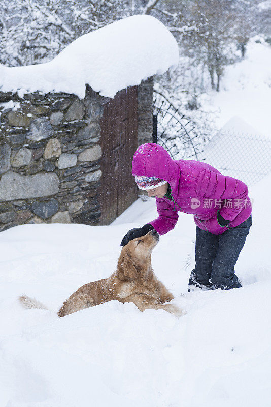 雪下的女人