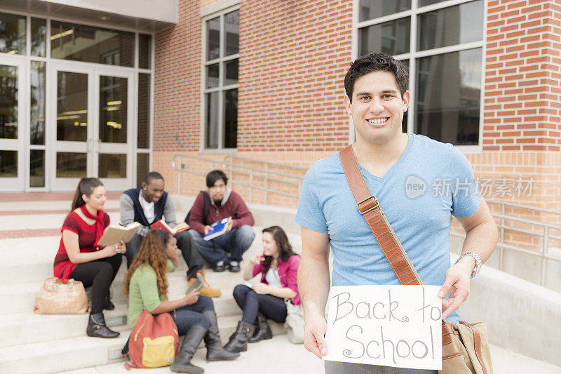 教育:拉丁裔大学生举着“回到学校”的牌子。