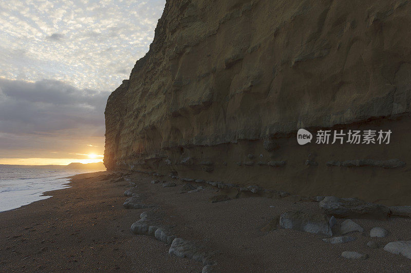 英国多塞特海滩上美丽的日落