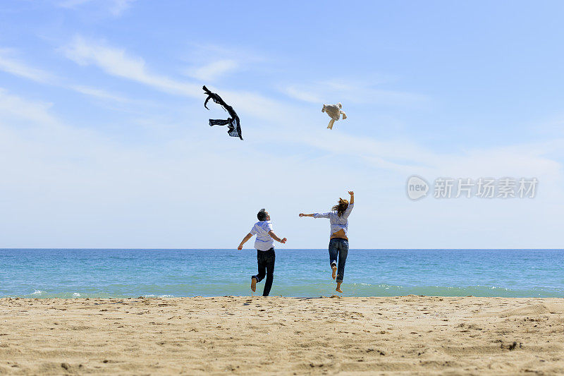 一对夫妇奔向大海