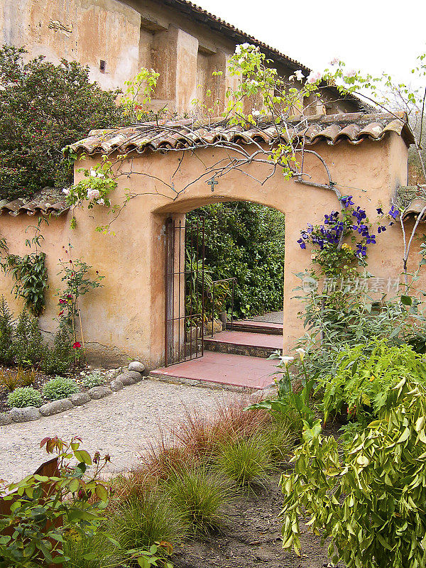 土坯花园门和步道通过花园加利福尼亚历史使命