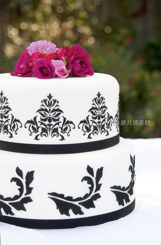 现代的黑白婚礼蛋糕