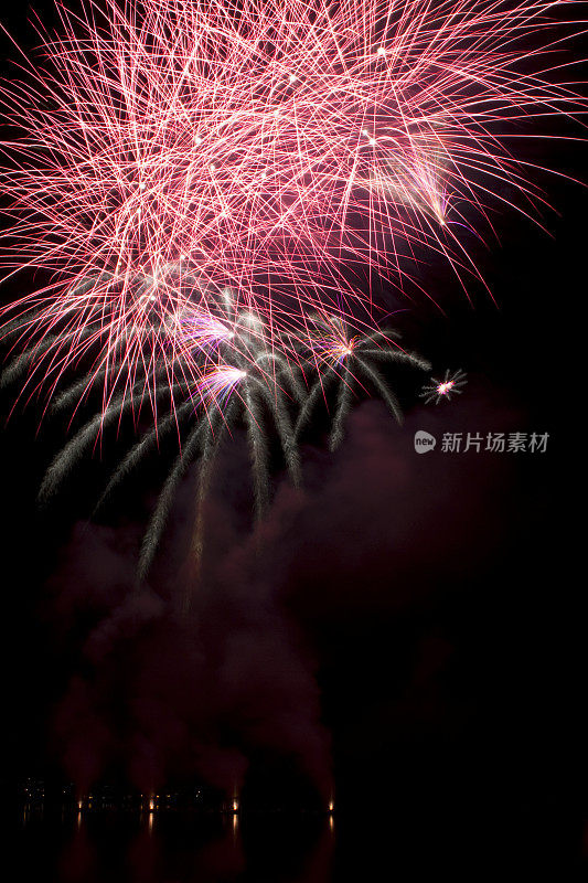 湖面上空大红色的烟花