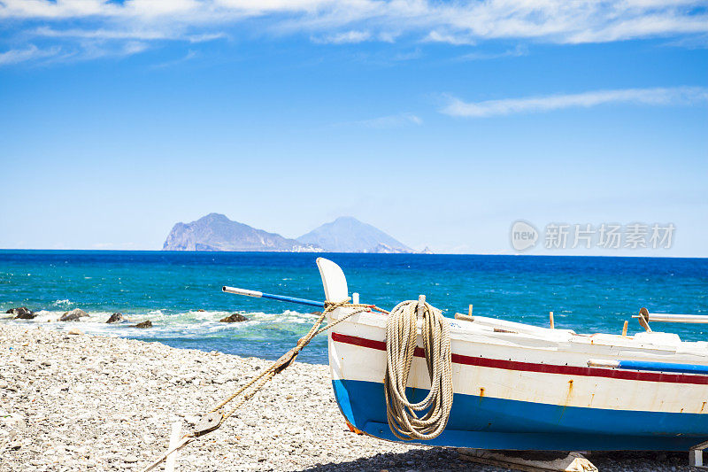 海滩上的旧船(意大利西西里岛)