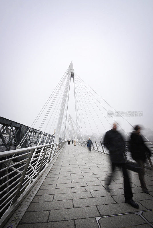 雾天，通勤者在伦敦过桥