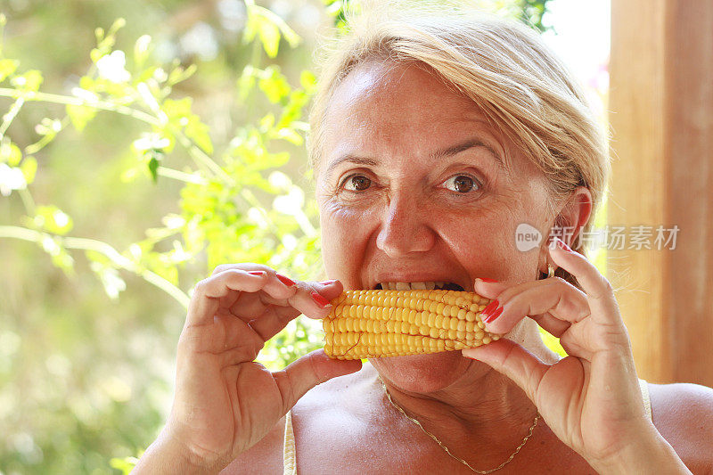 女人在吃玉米