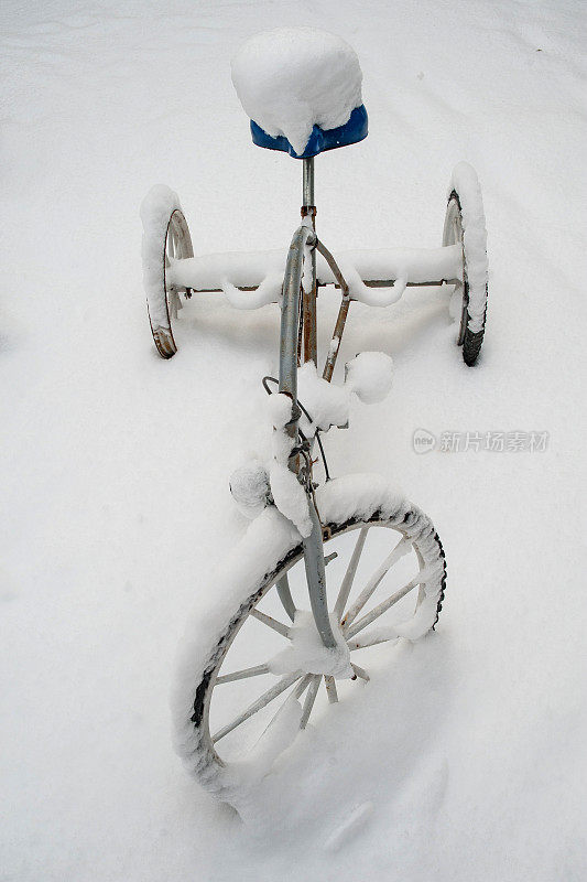 自行车在雪