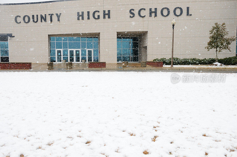 雪天在县中学与标志