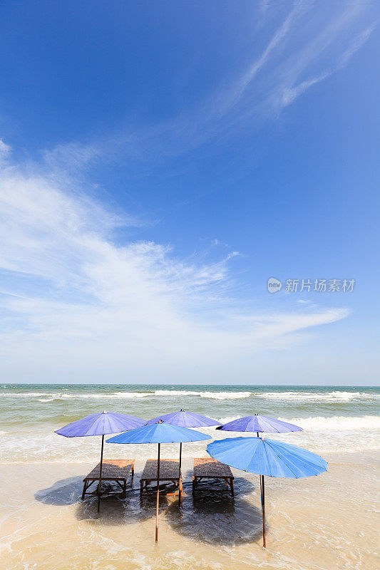 热带海滩上的竹躺椅