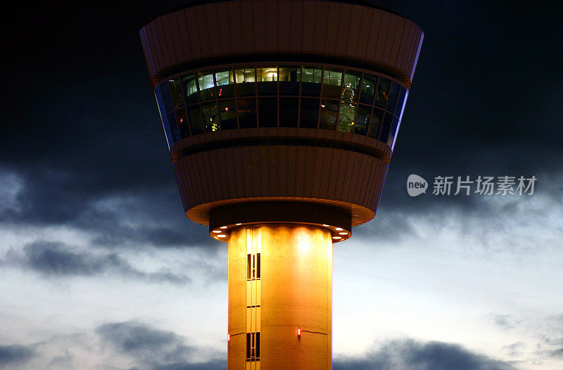 多云的夜晚，空中交通管制塔台