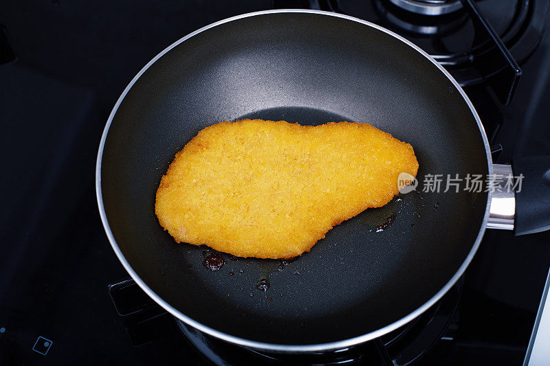 煎锅里的炸肉排