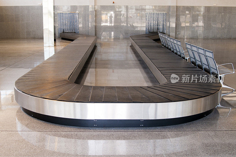 机场大厅的空行李传送带铺着花岗岩地板