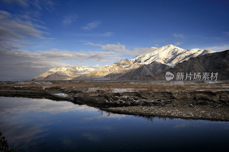 白雪皑皑的山脉和湖泊