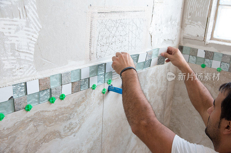 瓷砖系列:家居浴室墙壁上安装瓷砖边框