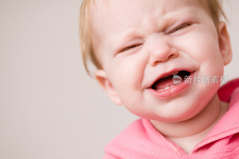 因长牙疼痛而哭闹的婴儿