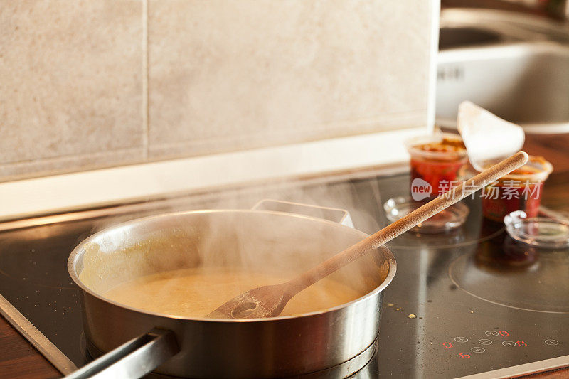 蜂蜜芥末酱在热锅中烹饪