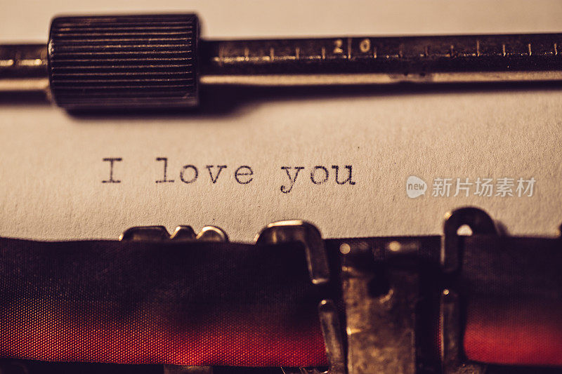 “我爱你”用一台旧打字机打出
