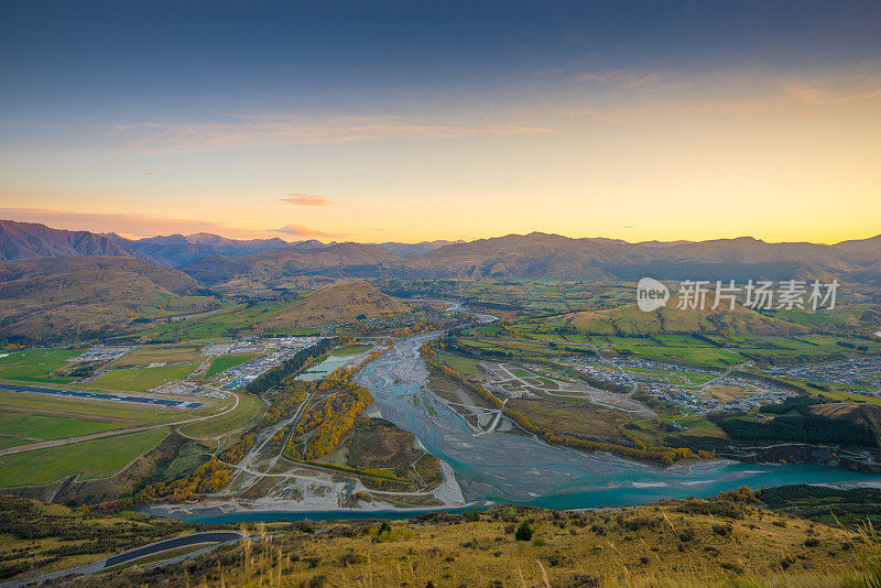 新西兰皇后镇壮观的山峰全景