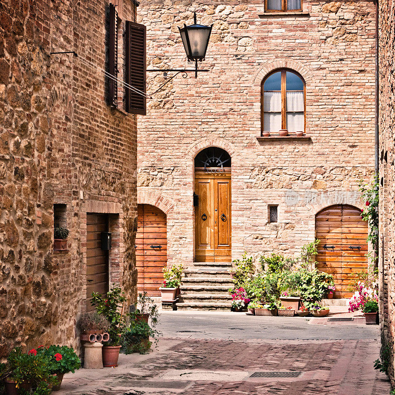 意大利托斯卡纳古老的红砖村庄