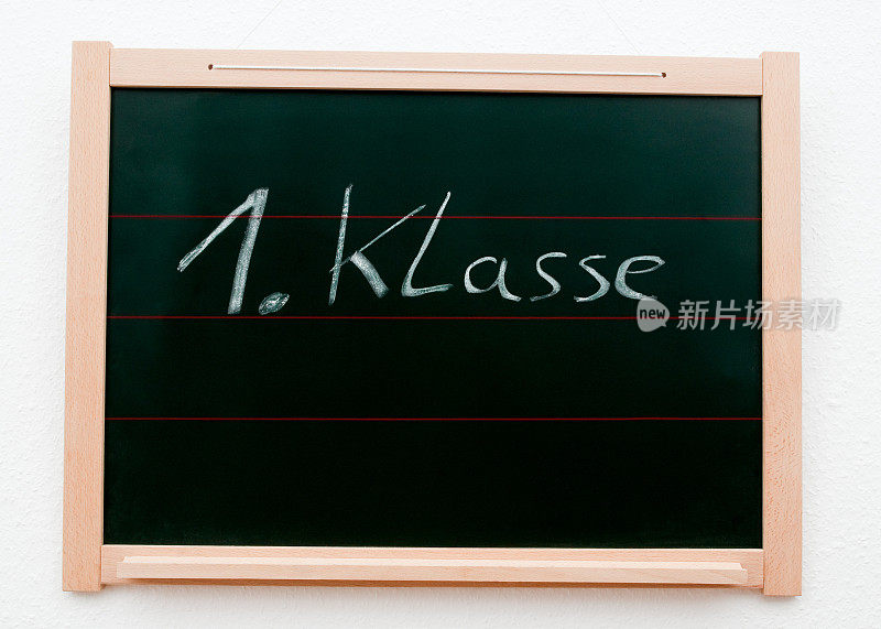 黑板上有德语短语“1”。Klasse&quot;写在板上