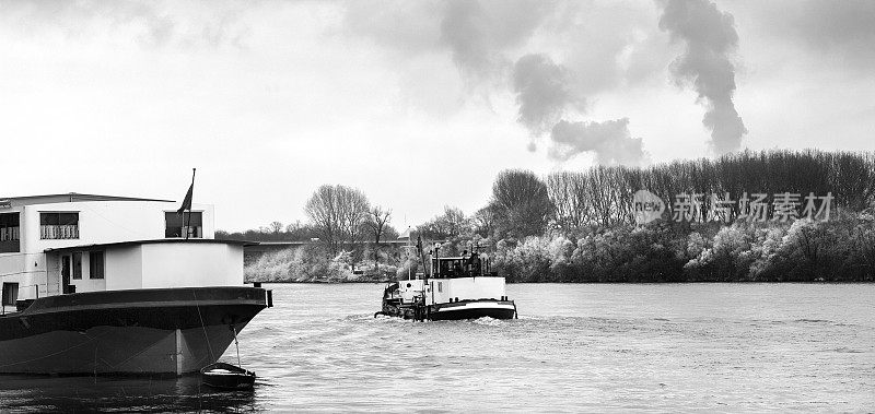 莱茵河上的货船，冬天的白天