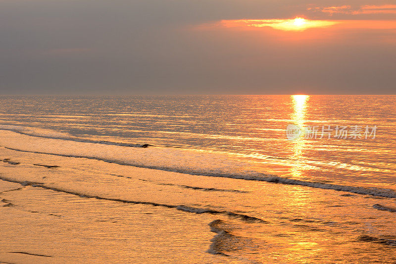 海上日出