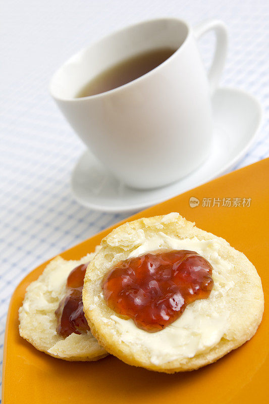 黄油饼干果冻和茶