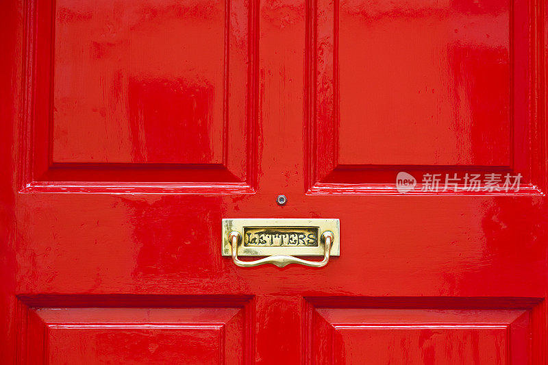 亮红色的门与黄铜信箱水平