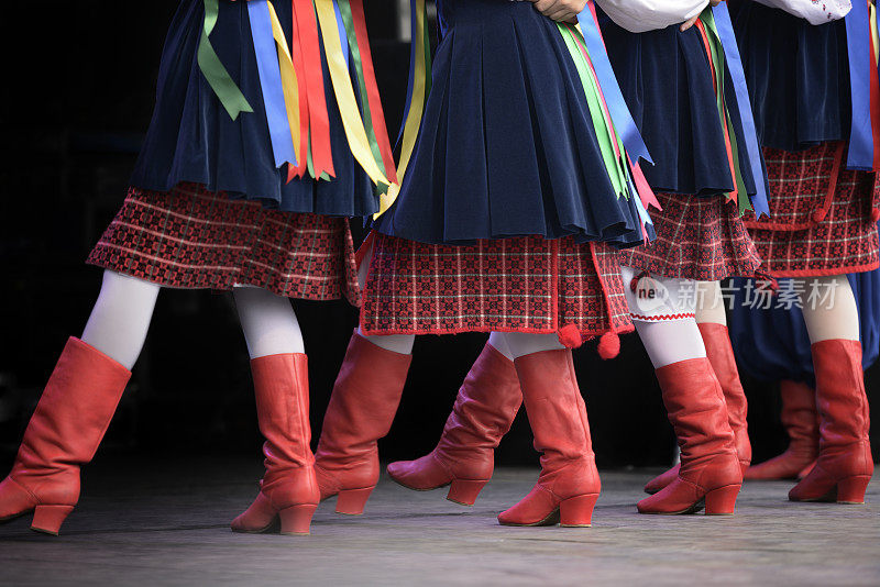 舞台上穿着传统服装和红靴子的乌克兰舞者
