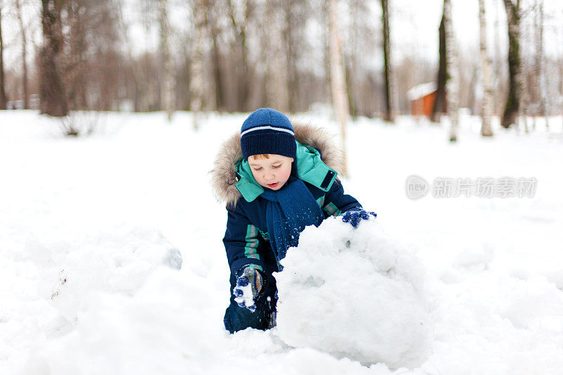 孩子做雪人