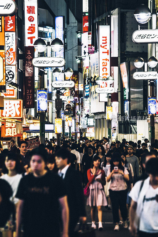 涩谷购物区拥挤的街道。东京。