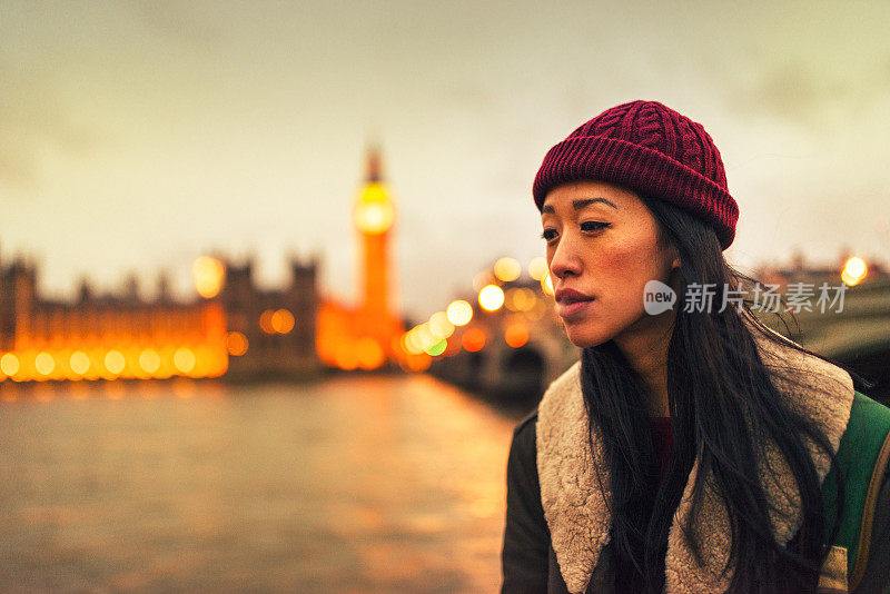 一名在伦敦抽烟的中国妇女