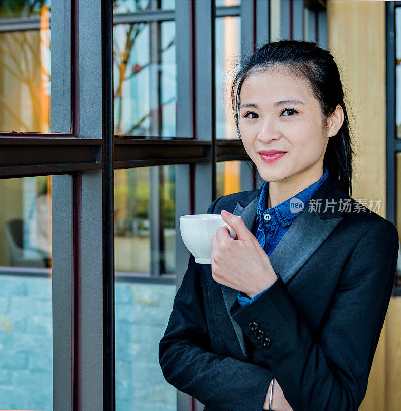 年轻的女商人在休息