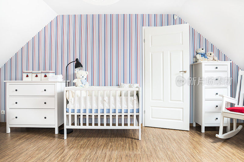 婴儿房，室内装潢，白色家具，条纹墙纸，泰迪熊
