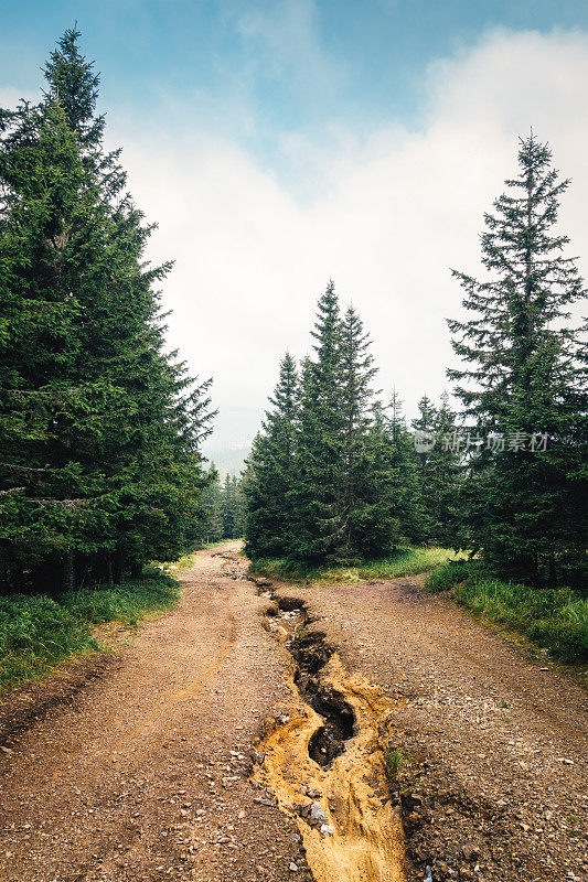 洪水后受损的道路