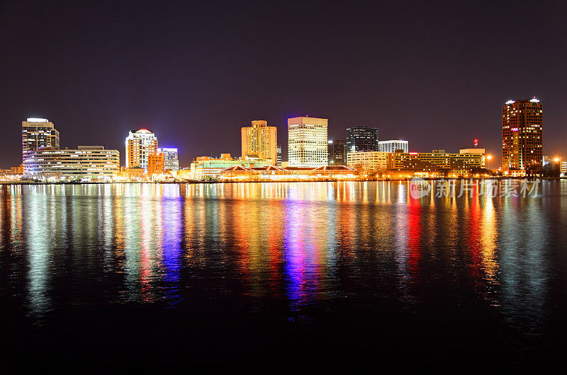 弗吉尼亚州诺福克市中心的夜景