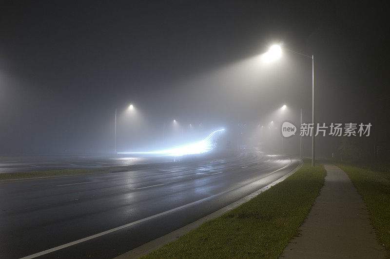 发光的汽车照亮了夜晚的道路