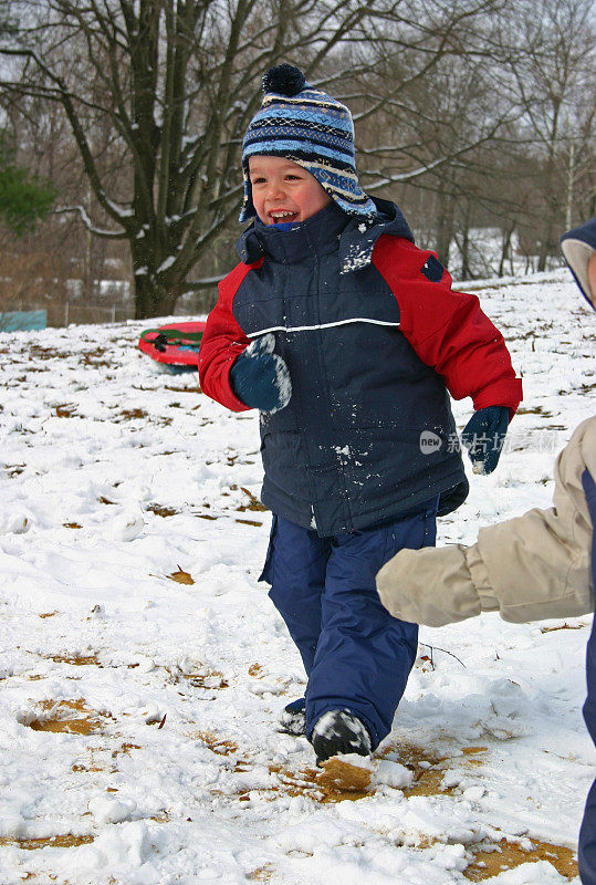 孩子们在打雪仗