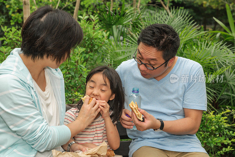 中国家庭在香港公园吃三明治，亚洲