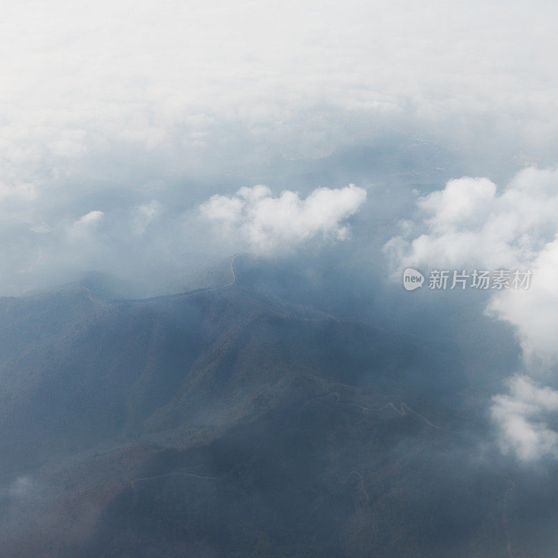 美丽的山景和云景