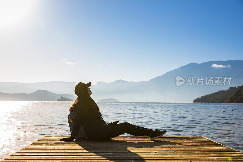 在湖边放松的女人