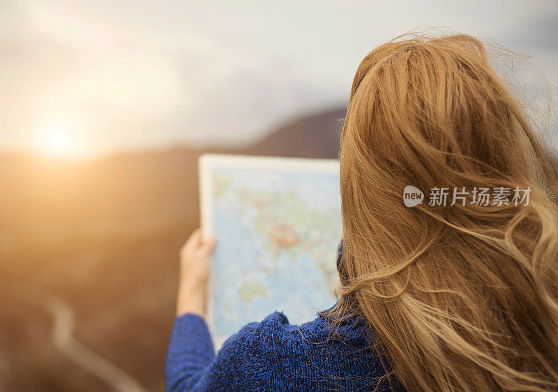 女性旅行者使用地理地图