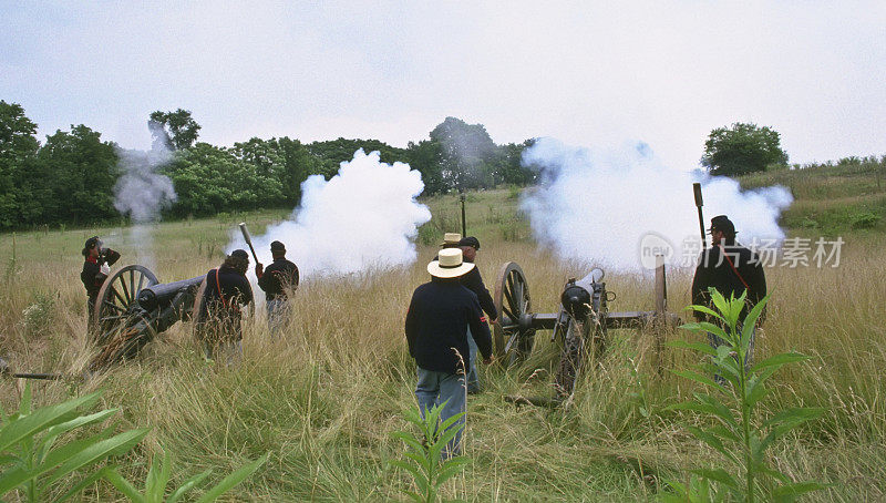 美国内战期间，联邦炮兵向邦联军开火