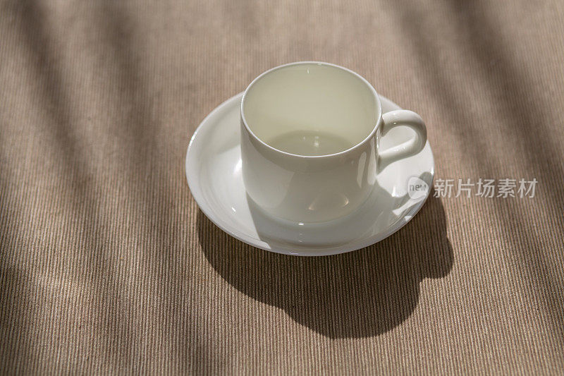 咖啡杯放在桌布上