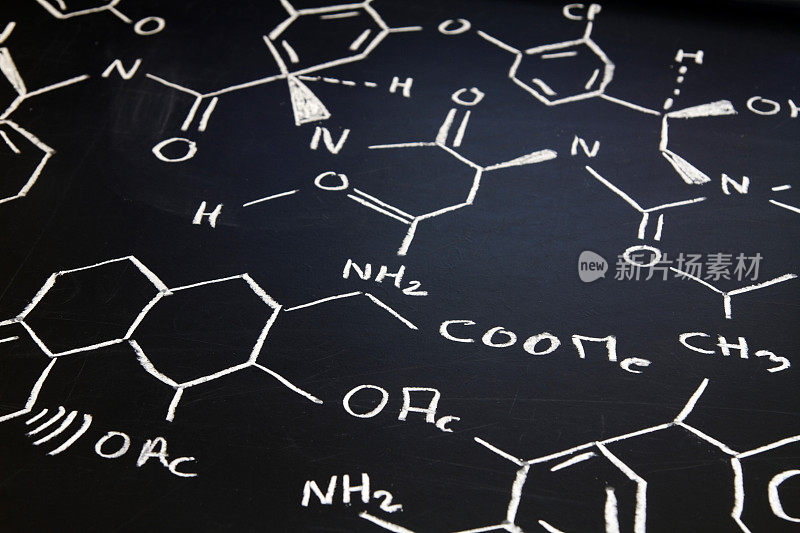 黑板上的化学式