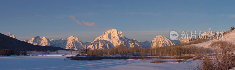 莫兰山和提顿山脉冬季全景