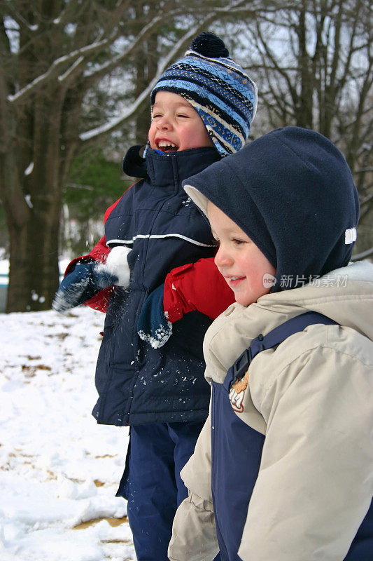 小孩子们在雪中玩得很开心