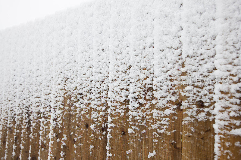 木栅栏上的积雪