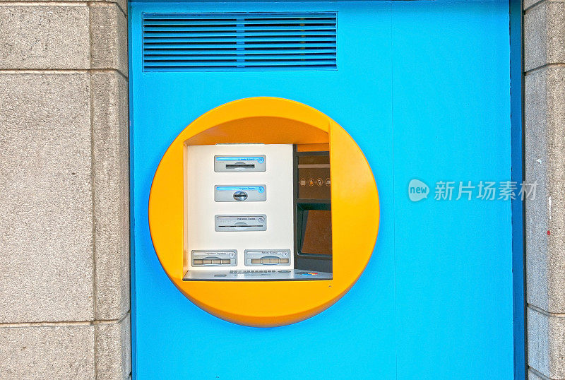 巴塞罗那银行外墙的自动取款机