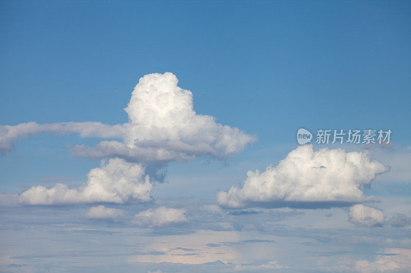 蓬松的白色积云和蓝天